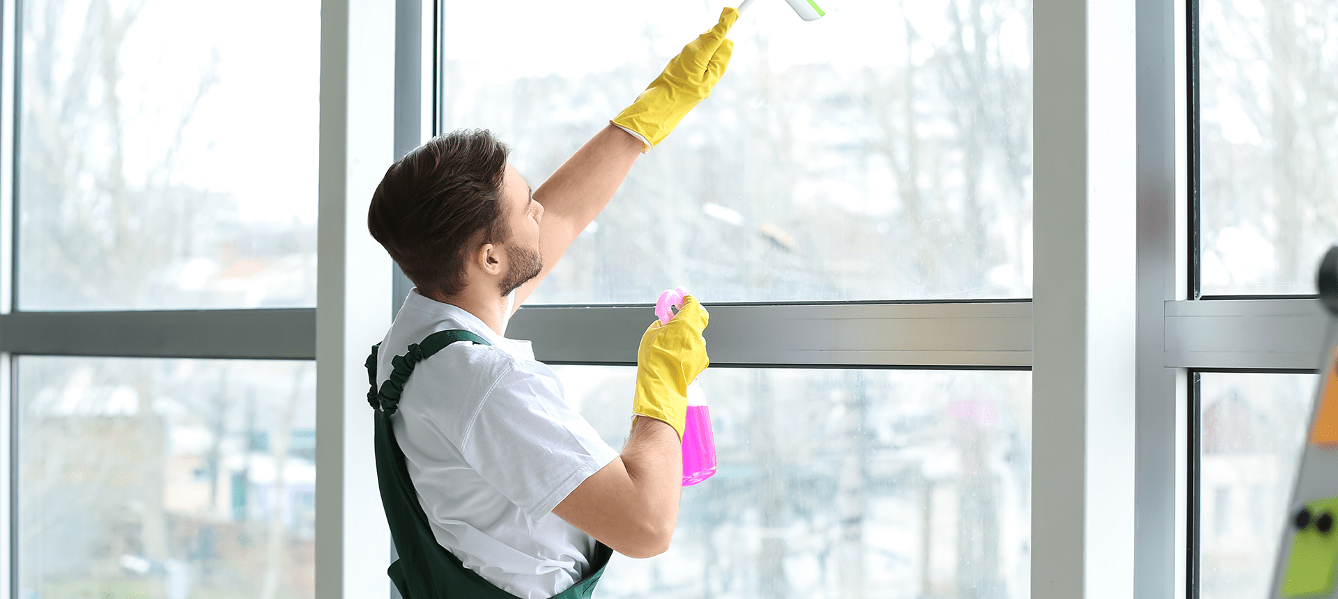 He cleans the windows. Мойка окон. Мойка окон в офисе.